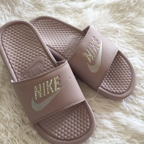 Pink Nike slides with studs - Picture 5 of 8
